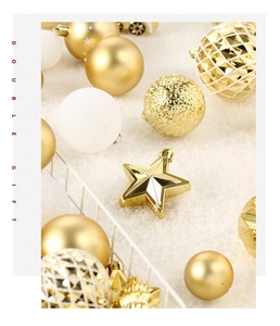 Détail de boules de Noël blanches et dorées avec étoile sur un fond enneigé