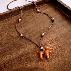 Collier rétro style chinois avec pendentif chien marron, corde tressée et perles argent