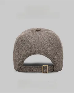Détail de la boucle métallique de casquette et échantillons de tissus chinés