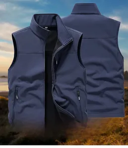 Detailansicht der wasserabweisenden Outdoor-Weste mit Taschen und warmem Fleece-Futter