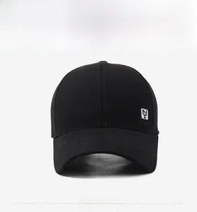 Vista frontale di un cappellino da baseball nero strutturato con ricamo NY e fori