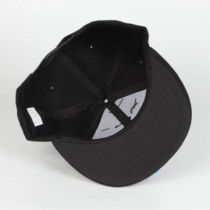 Detail der Innenseite der schwarzen Snapback-Kappe mit 100% Polyester-Etikett