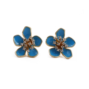 Eleganti orecchini a fiore placcati in oro con smalto blu e brillanti dettagli in cristallo