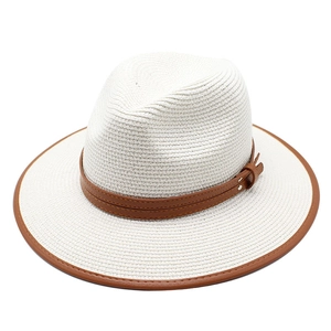 Chapeau fedora en paille blanche avec ruban en cuir brun et rivets pour protection solaire d'été