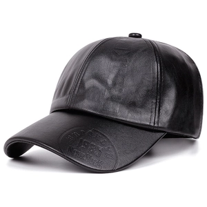 Détail d'une casquette en cuir PU noir avec logo New York embossé sur la visière