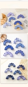 Dettaglio di sei mollettoni blu per capelli con design ondulato e denti a forte presa