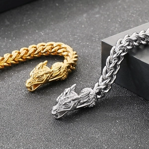 Nahaufnahme des Retro-Drachenkopf-Gliederkettenarmbands in Gold und Silber