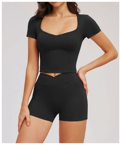 Detail of high-waist yoga shorts with side pockets and quick-dry elastic black fabric