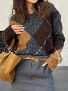 Pull en maille color-block pour femme avec sac en daim marron et jupe grise chic