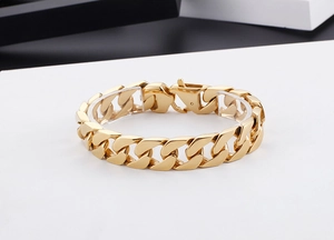 Vue détaillée d'un bracelet gourmette cubaine en acier doré avec fini poli et fermoir carré