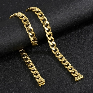 Detailansicht der 13mm goldenen Panzerkette aus Titanstahl mit sicherem Karabinerverschluss