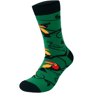 Détail de chaussette en tricot vert avec motif d'oiseau toucan tropical et vignes