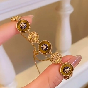 Bracelet ajustable plaqué or 18 carats avec pierre œil de tigre et oxydes de zirconium