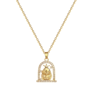 Collier élégant en acier titane doré avec pendentif figure à couronne et incrustation de zircon