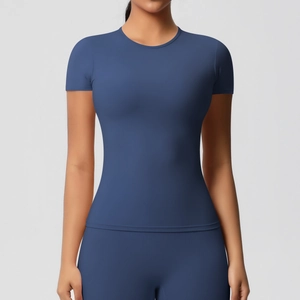 Gros plan du t-shirt de sport bleu marine moulant avec texture brossée lisse