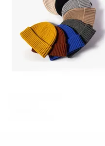Vue détaillée de plusieurs bonnets en maille chaude colorés pour l'hiver