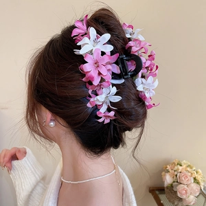 Pince à cheveux fleurie en tissu rose et blanc pour coiffures élégantes de femmes
