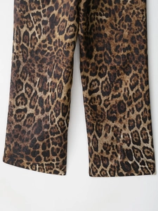 Dettaglio del tessuto dei pantaloni da donna con stampa leopardata e texture jacquard marrone