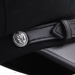 Casquette de marin noire classique avec bouton ancre argenté et détail de sangle cuir