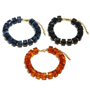 Ensemble de trois bracelets en acrylique avec perles marbrées bleues, noires et ambre