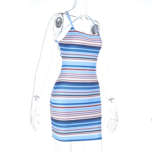 Détail d'une robe moulante à rayures bleues, blanches et rouges à fines bretelles