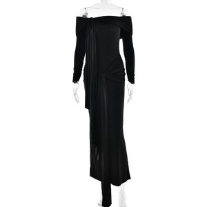 Robe longue noire sans bretelles élégante avec taille drapée et ruban flottant
