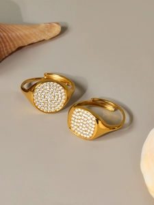 Detail verstellbarer goldener Ringe mit mikrogefassten funkelnden Zirkoniasteinen