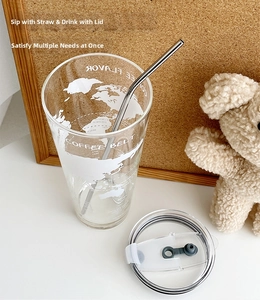 Detail of 1L glass water bottle showing leak-proof lid and stainless steel straw