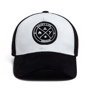 Berretto da baseball classico in finta pelle scamosciata bicolore con patch ricamata