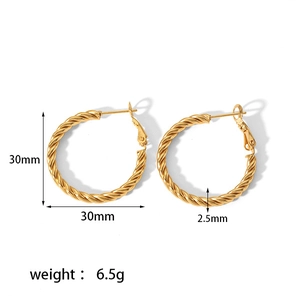 Macro view of 18K gold twist hoop earrings with 30mm diameter and 2.5mm thickness