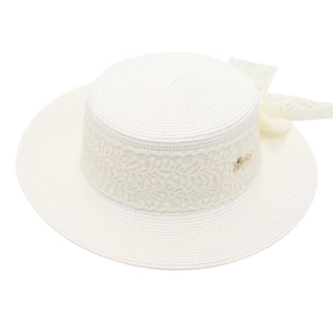 Chapeau de paille blanc élégant avec ruban de dentelle et nœud chic pour protection solaire