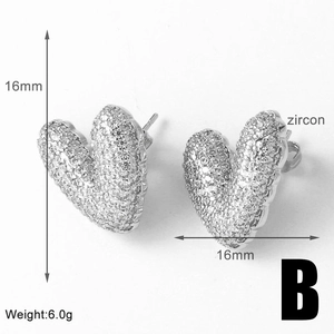 Macro shot of silver heart earrings with dimensions 16mm and clear cubic zirconia details