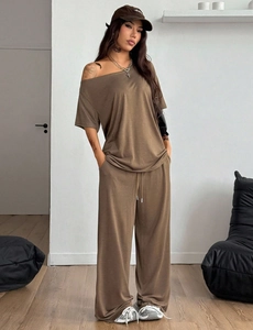 Detalle de top con hombros descubiertos caqui oscuro y pantalón ancho con cordón de algodón