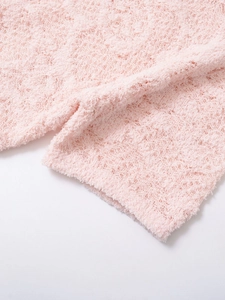 Gros plan sur la texture du tricot rose doux avec fibres pelucheuses et tissage détaillé