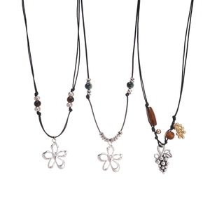 Colliers ethniques en cordon de cire avec pendentifs fleurs et raisins en céramique