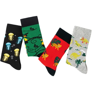 Détail de chaussettes avec motifs de méduse, oiseau tropical, léopard et dinosaure
