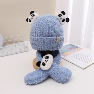 Set blu peluche cappello e sciarpa panda per neonati su vassoio in legno invernale