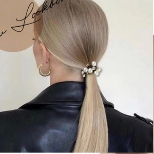 Eleganter Haargummi mit Perlen und Strass für Damen in einem tiefen Pferdeschwanz