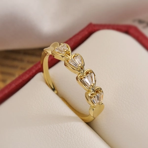 Squisito anello a cuore placcato oro 18K con zirconi scintillanti in una scatola