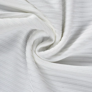 Gros plan sur un tissu en maille côtelée blanche montrant texture et élasticité