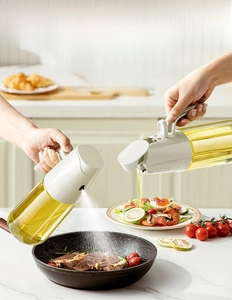 Détail du distributeur d'huile 2 en 1 en verre montrant les modes spray et versage