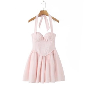 Detail eines rosa Korsett-Netzkleids mit Neckholder-Trägern und kleiner Schleife