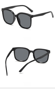 Vue détaillée des lunettes de soleil carrées noires pour enfants de profil et de dos