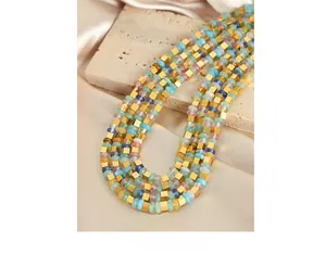 Détail d'un collier multicouche fait main avec pierres naturelles colorées et perles d'or