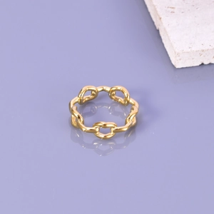 Dettaglio dell'anello a catena con maglie a cuore dorate su superficie viola
