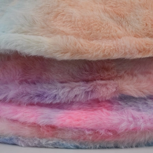 Chapeau bob en fausse fourrure arc-en-ciel dégradé avec texture hivernale douce