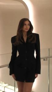 Robe blazer noire élégante avec col en V, épaulettes structurées et manches longues ajustées