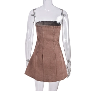 Vue détaillée de la robe bustier en jean marron montrant la taille haute et l'ourlet plissé