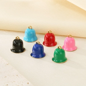 Détail de breloques cloches en émail coloré en six couleurs pour bijoux de Noël DIY