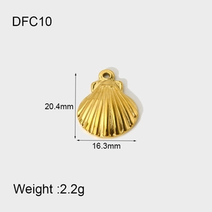 Detail view of a 14K gold-plated titanium steel scallop pendant with 20.4mm dimensions